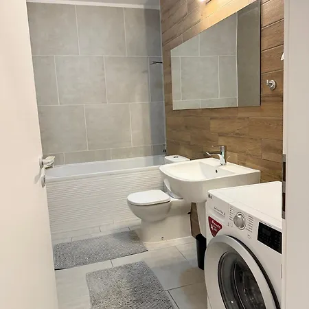 View - Modern Cu Balcon Panoramic Si Lumina Naturala Cu Catre Oras Si Munte