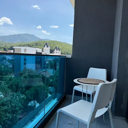 View - Modern Cu Balcon Panoramic Si Lumina Naturala Cu Catre Oras Si Munte Μπρασόβ