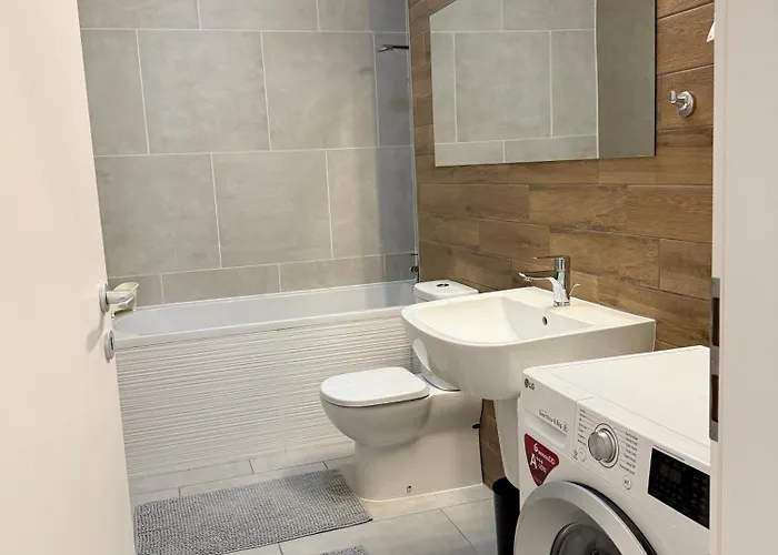 View - Modern Cu Balcon Panoramic Si Lumina Naturala Cu Catre Oras Si Munte